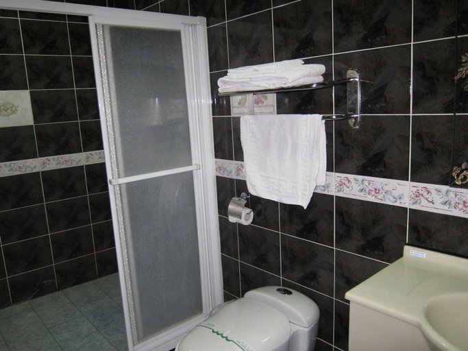 Bathroom 5, Zen and Pine Resort, Nantou