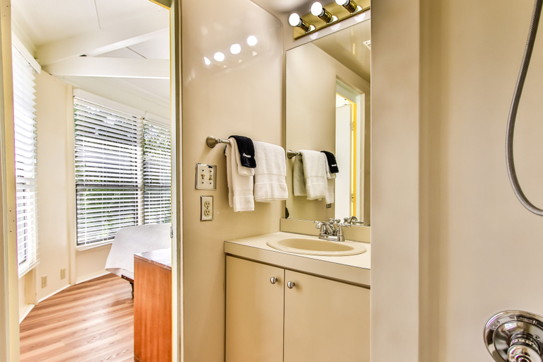 Bathroom 5, The Reef at Marathon, Monroe