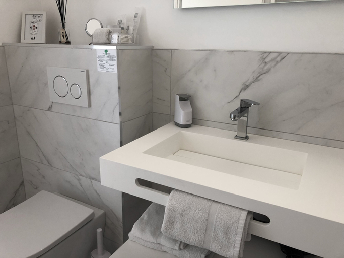 Bathroom 5, Hôtelya - Lille - Villeneuve d'Ascq, Nord