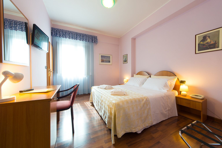 Bedroom 3, Hotel De La Ville, Pesaro E Urbino