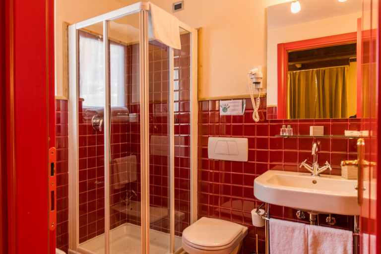Bathroom 4, Shatush Hotel, Aosta