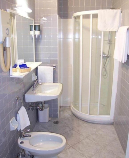 Bathroom 4, Hotel Milano, Trieste