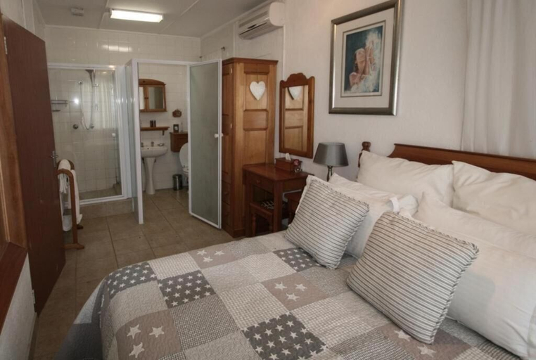 Bedroom 4, Dusk to Dawn Guesthouse, Gert Sibande