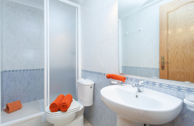 Bathroom 4, Economy Apartments, Girona