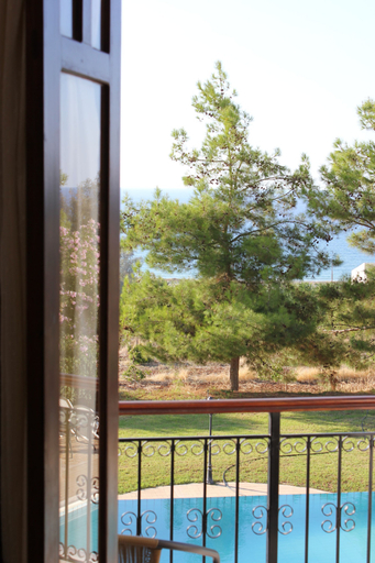 Others 4, Villa Knossos