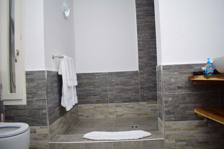Bathroom 3, Just Home, Magharibi