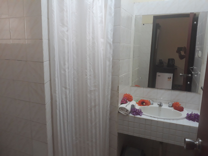 Bathroom 4, Grand Eastern Hotel, Macuata