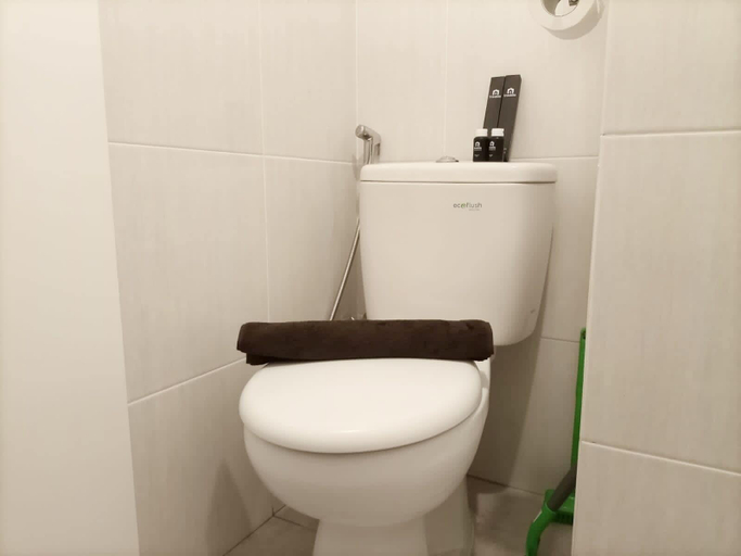 Bathroom 5, Comfortable And Tidy Studio At Barsa City Apartment, Yogyakarta