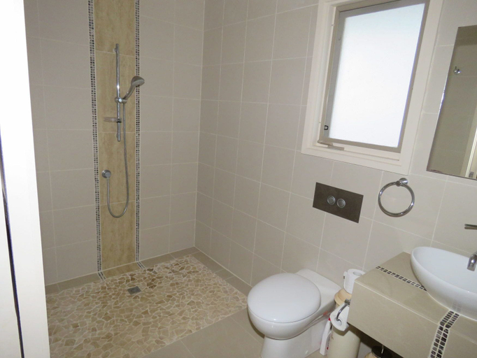 Bathroom, 5 Little Penguin Cottage in Cowes, Bass Coast - Phillip Is.