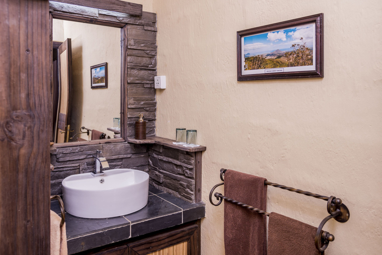 Bathroom, 7 Cascades Restaurant Bar & Lodges