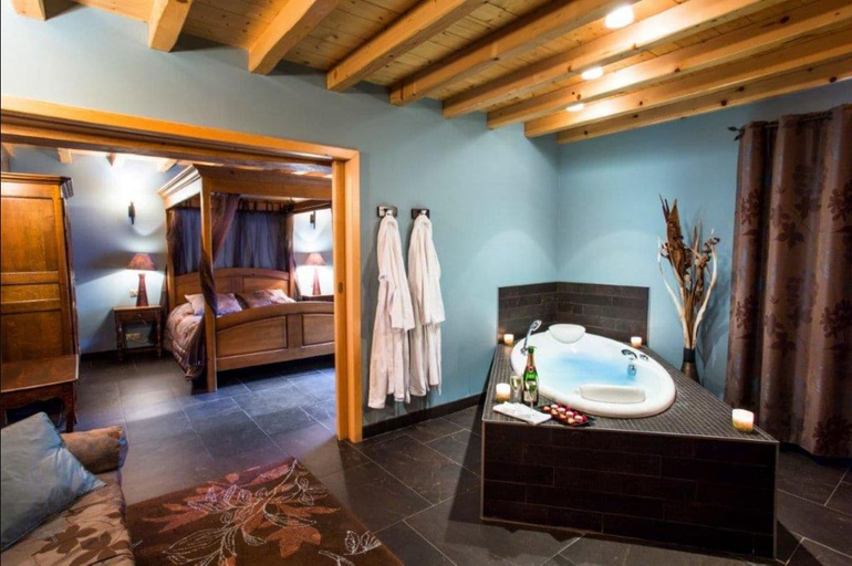 Bedroom 4, Castel Damandre, Jura