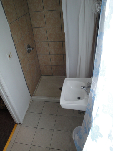 Bathroom, Jade Inn Motel, Erie