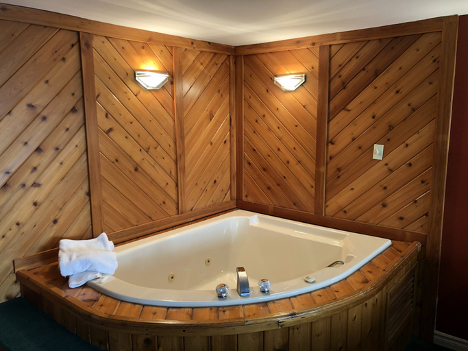 Bathroom 5, Knights Inn Huntsville, ON, Muskoka