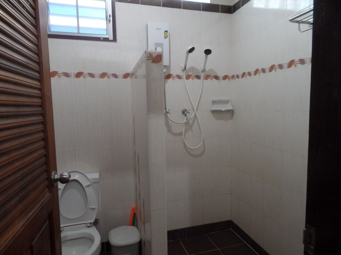 Bathroom 5, Ban Mae Arom 2, Amphawa