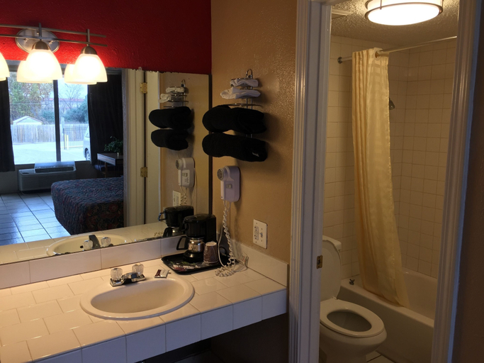 Bathroom 3, Budget Inn, Travis