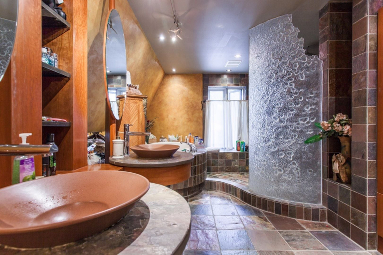 Bathroom, Chateau Olivier, Montréal