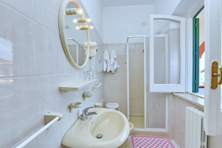 Bathroom 4, Costa d'Oro, Salerno