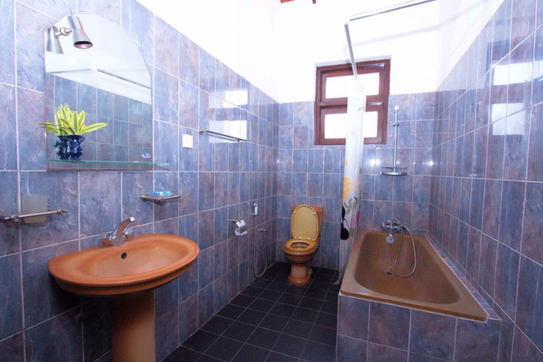 Bathroom 2, The Blue Beach Guesthouse, Negombo