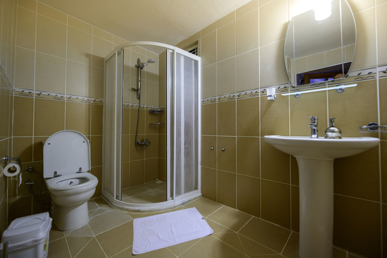 Bathroom 5, Ankh Pension, Kale