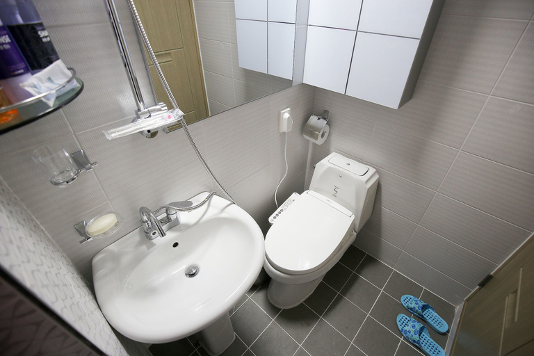 Bathroom 3, Crystal Residence Hotel, Daedeok