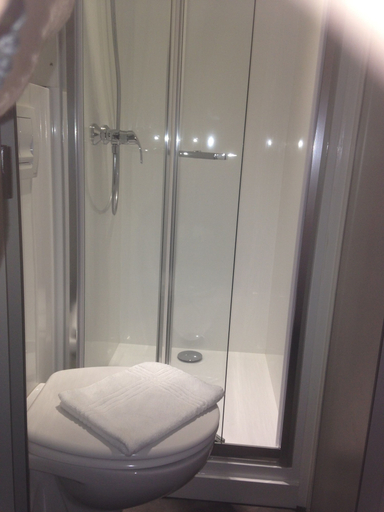 Bathroom 5, hotelF1 Chilly-Mazarin Les Champarts, Essonne