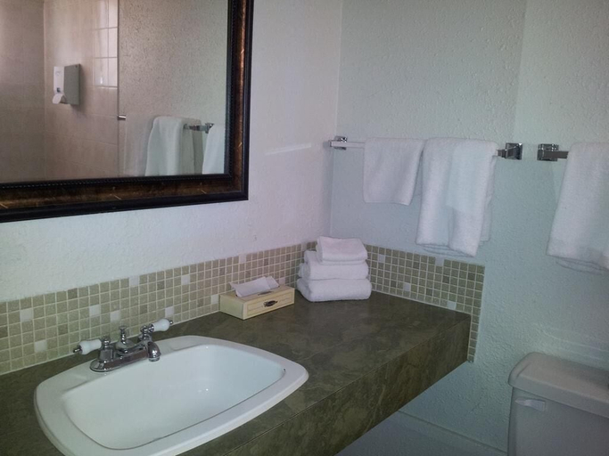 Bathroom 4, Carravalla Inn, Division No. 14