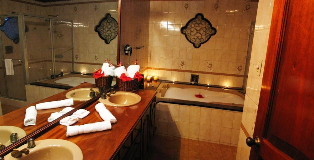 Bathroom, La Catalina Hotel and Suites, Santa Bárbara