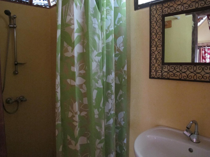 Bathroom 5, Pension Hotu