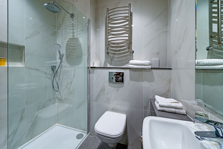 Bathroom 5, Kilmurry Lodge Hotel