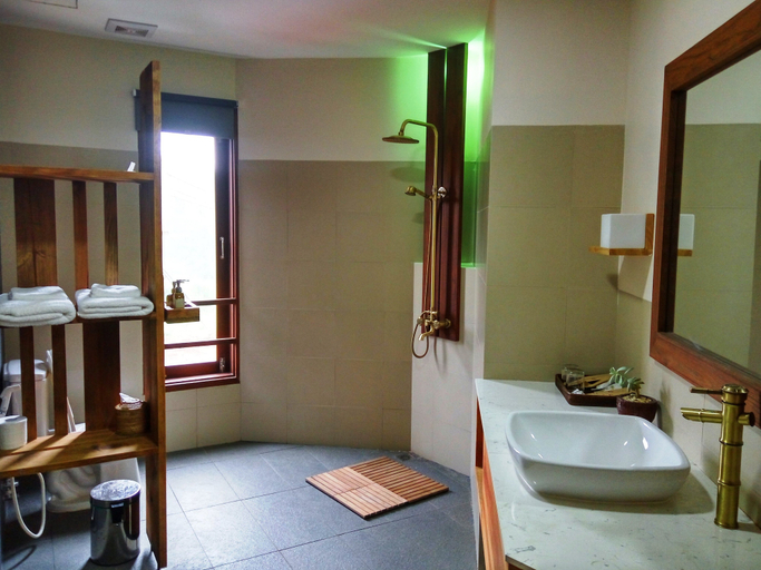 Bathroom 4, 360 Kalaw Hotel, Taunggye
