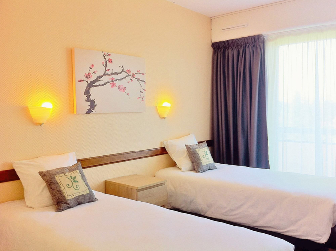 Bedroom 2, Brit Hotel Le Parc Vichy, Allier
