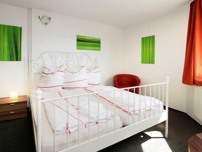 Bedroom 4, Hotel Goldener Hahn, Duisburg