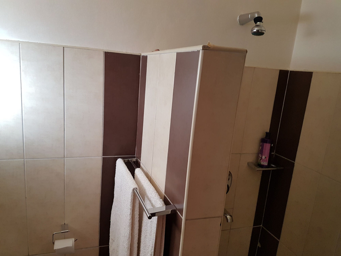 Bathroom 5, Spurwing Guest House, Langata