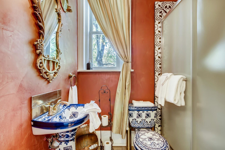 Bathroom 4, The Holiday Chalet, Denver