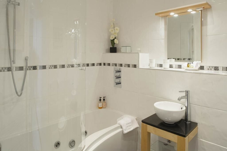 Bathroom, Glenurquhart House, Highland