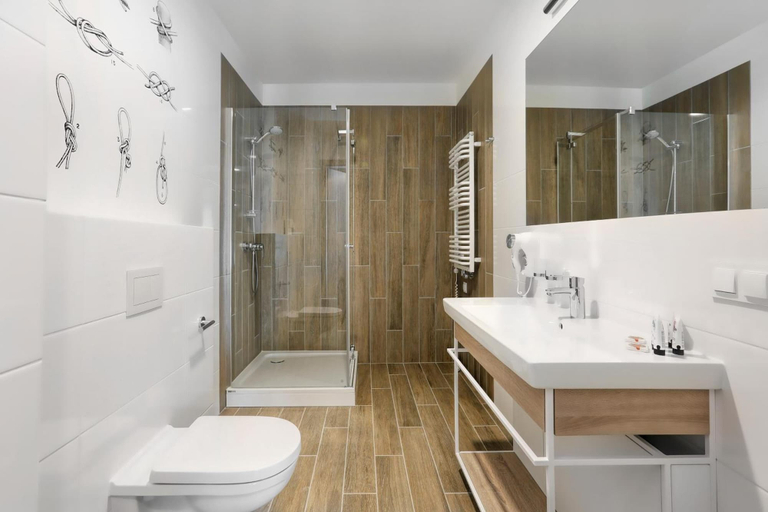 Bathroom 4, Hotel Skipper, Puck