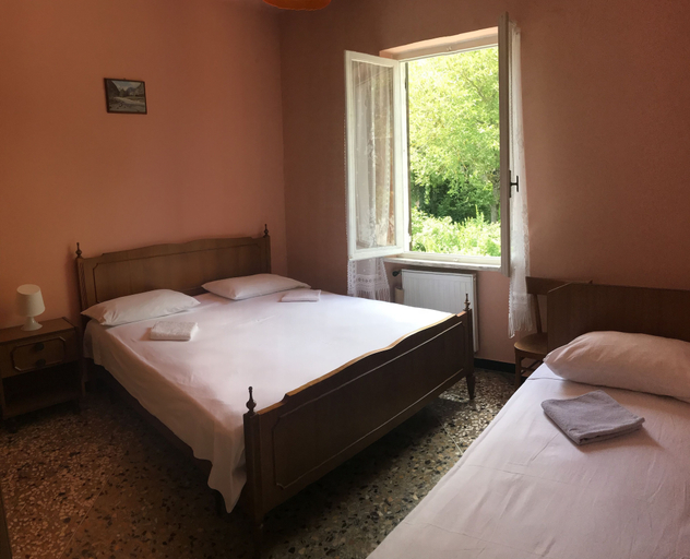 Bedroom 3, Hotel Delfino, Savona