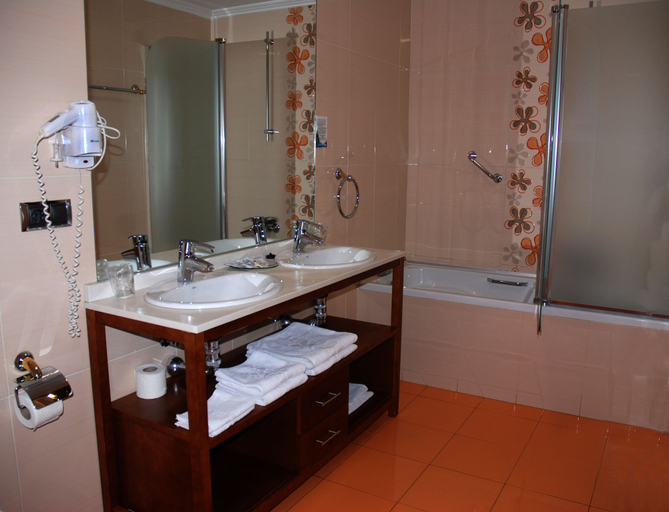 Bathroom 3, Hotel Villa de Cacabelos, León