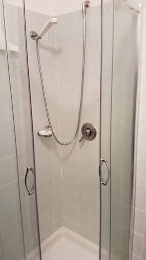 Bathroom 4, Albergo Montechiari, Pisa