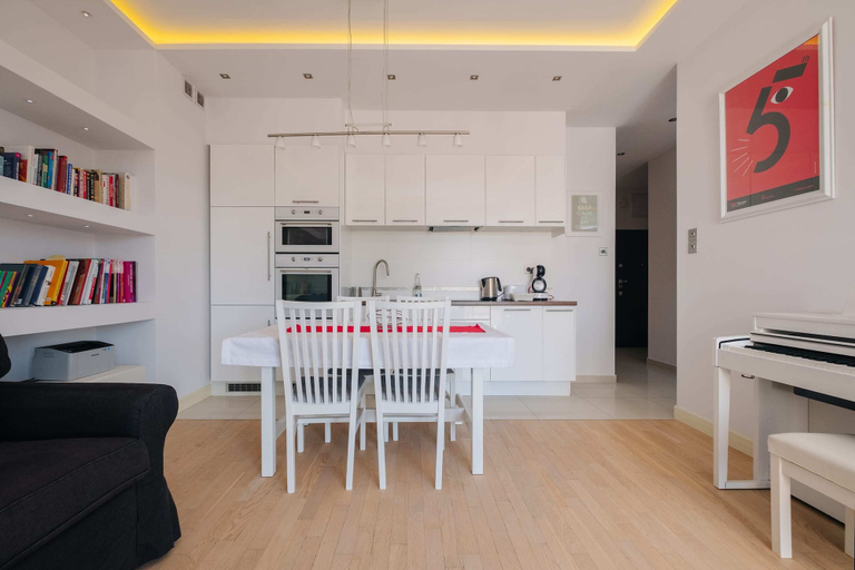 Others 4, Modern Apartment Across the Ponds, Warsaw