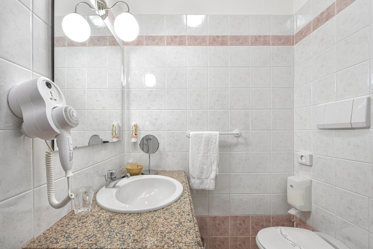 Bathroom 4, Hotel Postumia, Verona