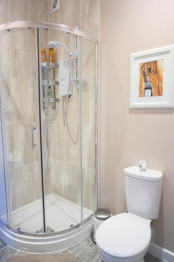 Bathroom 5, Colthrop Manor, West Berkshire