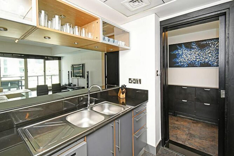 Private kitchen 5, Al Majara 5 by Deluxe Holiday Homes, Dubai