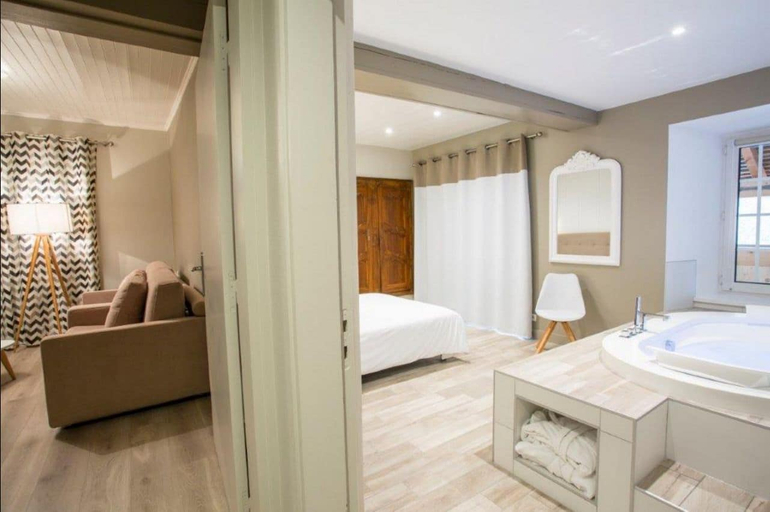 Bedroom 3, Castel Damandre, Jura