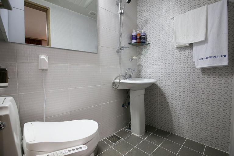 Bathroom 5, Crystal Residence Hotel, Daedeok