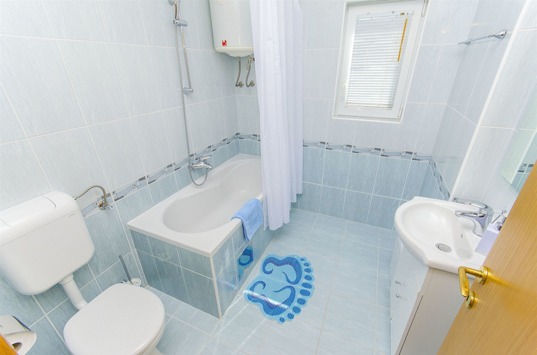 Bathroom 2, Apartments Kunac, Podgora
