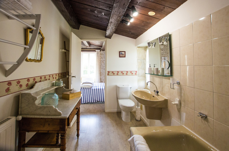 Bathroom 5, Logis Saint Leonard, Charente-Maritime