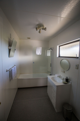 Bathroom 3, Fiordland Great Views Holiday Park, Southland