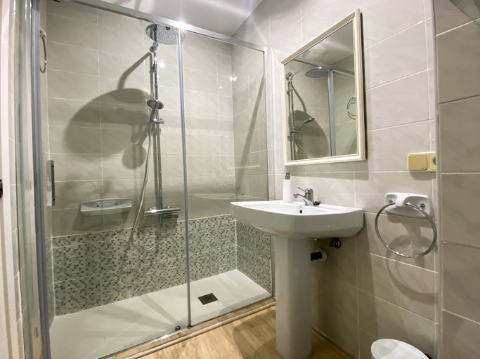 Bathroom 4, Casablanca Hotel Studios, Salamanca