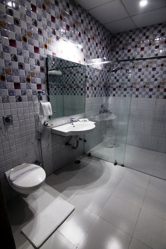Bathroom 3, Hotel Trinetar Gardens, Samba